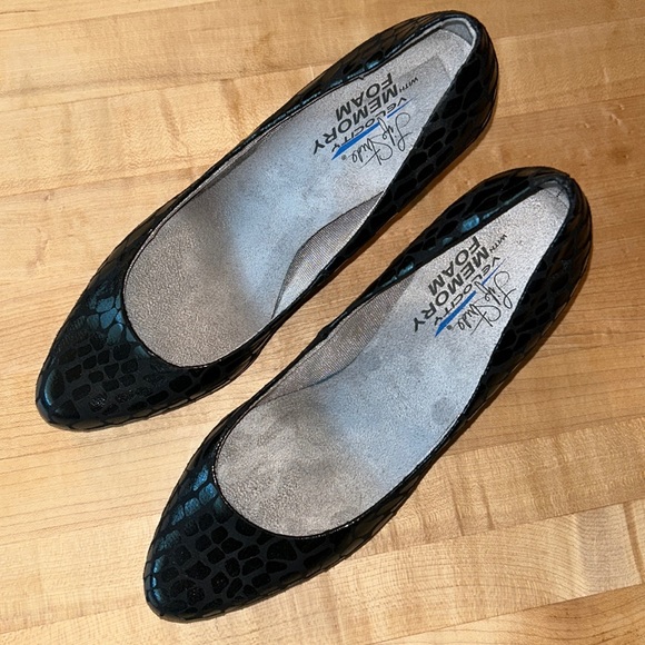 Life Stride Velocity X-Amber Pumps. Size 8W - Picture 2 of 13